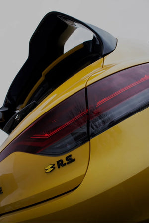 Monogramme arrière Renault Sport noir et jaune rendu sur megane 4 rs