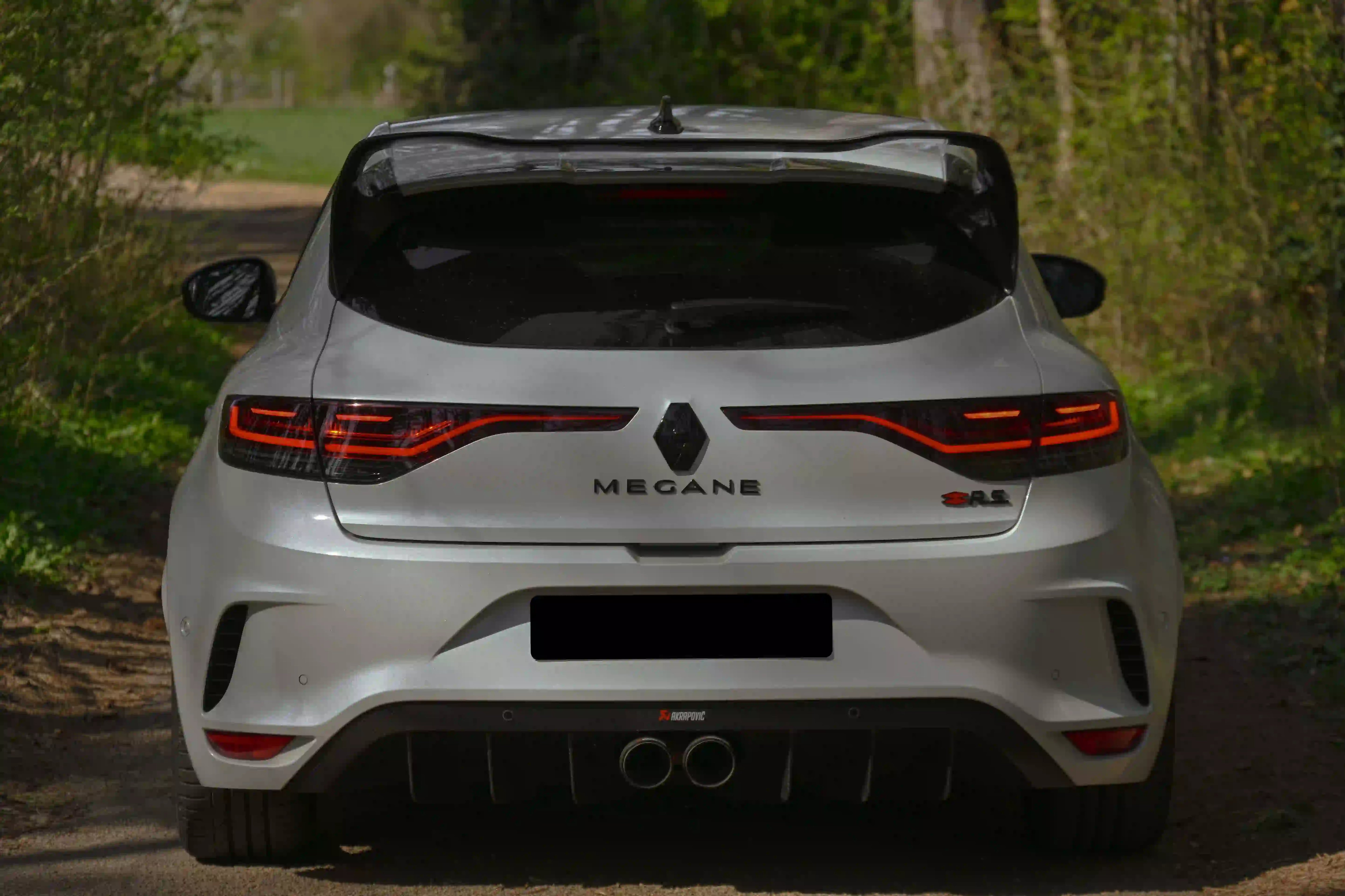 Monogramme Arrière Renault Megane Noir brillant rendu sur megane 4 rs