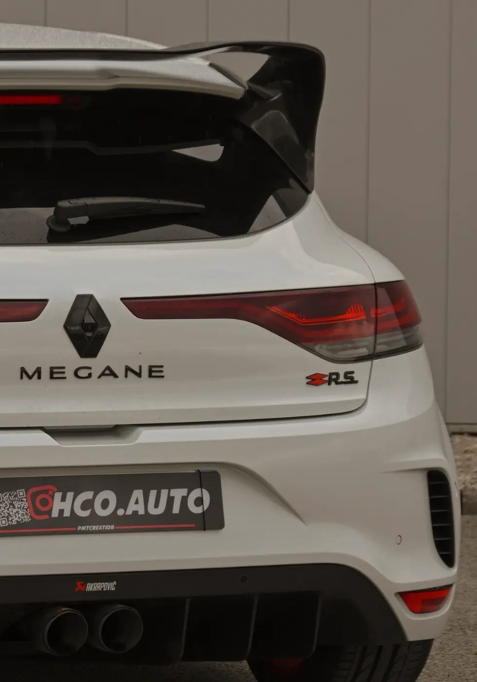 Monogramme arrière Renault Sport noir et rouge rendu sur megane 4rs